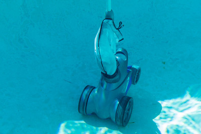 浮动式自动水下游泳池清洁器。