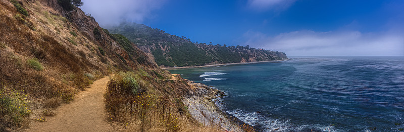 在悬崖湾全景上的海洋层