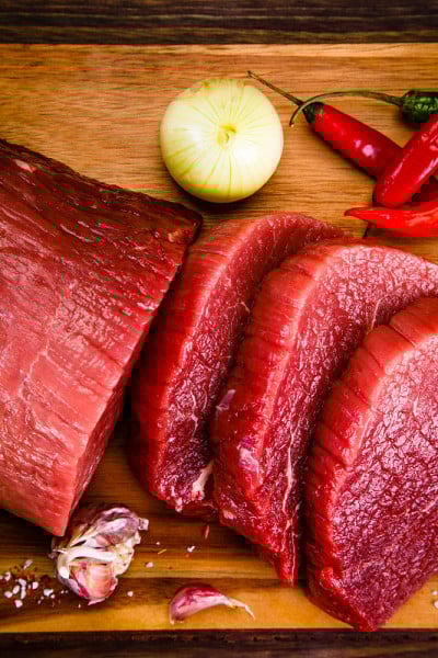切板上的新鲜生牛肉