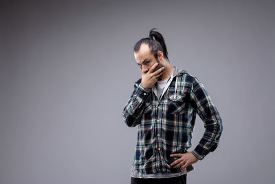 体贴的男人怀疑地盯着照相机