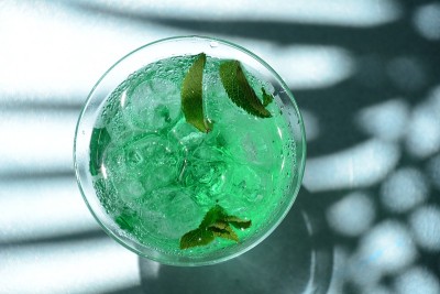 一杯柠檬和薄荷叶鸡尾酒