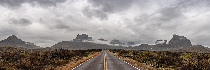 空旷的道路和奇索斯山全景