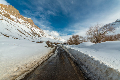 雪覆盖的道路在喜马拉雅山-斯皮提