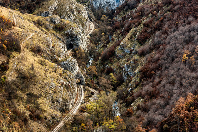 秋天的山景与老铁路和一条河深峡谷