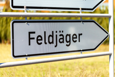 一个兵营附近的德国Feldjaeger标志。Feldjaeger在德语中是军事警察的意思