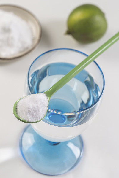 一杯水，柠檬，纯碱碳酸氢钠溶液