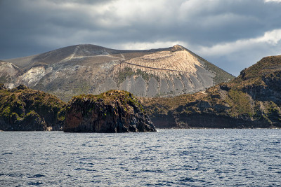 从海上拍摄的火山全景，意大利。彩色图像