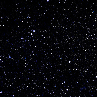 冬夜的背景——暴风雪映衬着漆黑的夜空，漫天的雪花