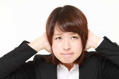 年轻的日本女商人饱受噪音之苦