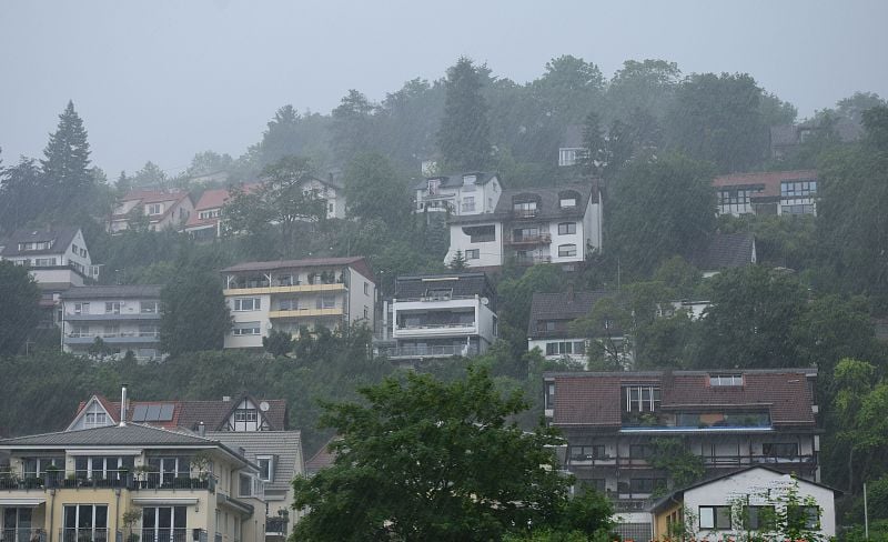 内卡河山坡上的房屋遭遇暴雨袭击