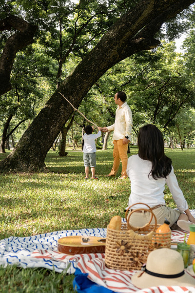 亚洲幸福家庭野餐在公园