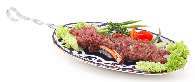 白色背景上的东方羊肉串