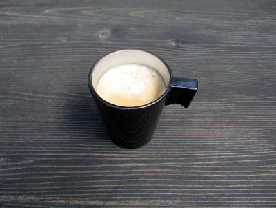 木桌上的小咖啡杯。