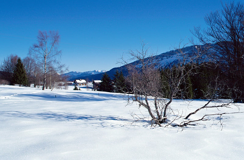 法国萨沃伊拉费克拉兹的雪景