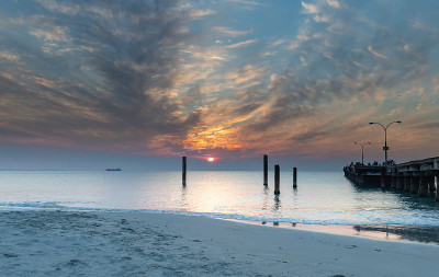 闪亮的夕阳海景