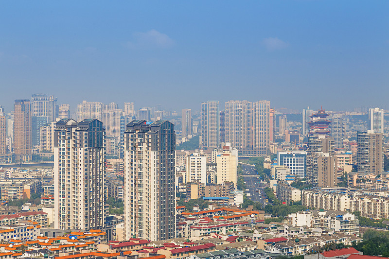 绵阳，中国，城市全景与蓝天