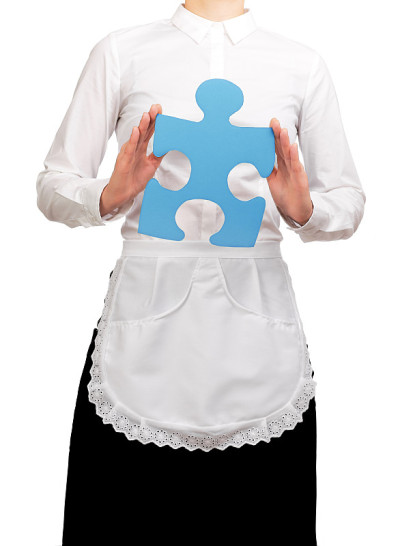 服务员拿着一块蓝色的拼图