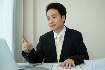 亚洲商人在家工作。