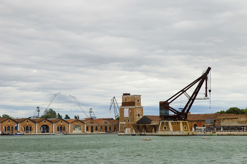 工业船坞(Arsenale di Venezia)在意大利，威尼斯。装载起重机和码头。