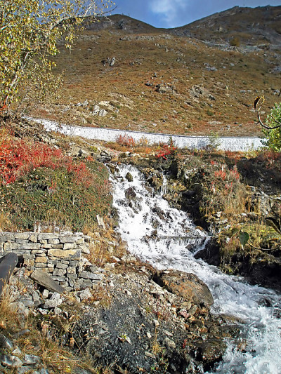 尼泊尔Mustang地区Annapurna徒步旅行的Muktinath小溪