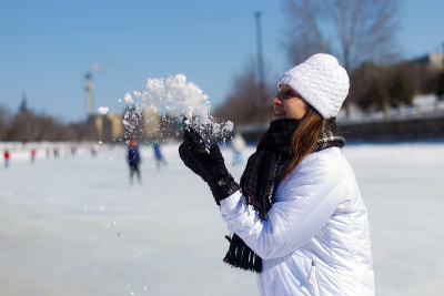 快乐的女孩在冬天的雪地里玩耍