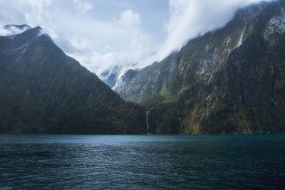 Milford Sound山区景观阴天