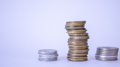白底上的金币塔