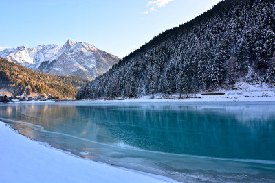 在酷寒的冬日里，美丽的冰雪湖美景尽收眼底