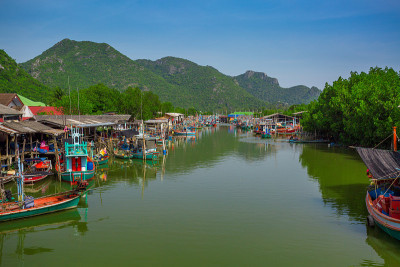 渔谷附近的河流与岩石山背景
