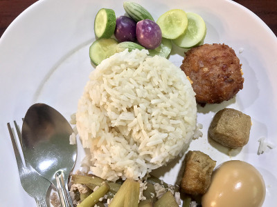 煮蛋炒猪肉蒸饭，传统的泰国食物