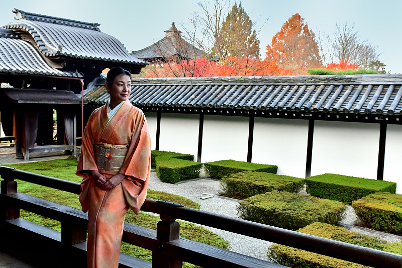 日本妇女在和服和景观花园在东福寺，京都