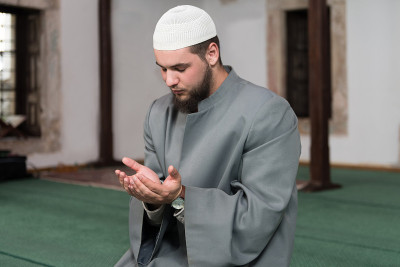 年轻穆斯林男子祈祷