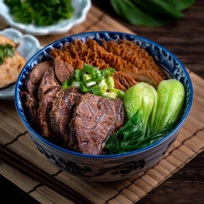 台湾名菜牛肉面放在木桌上。
