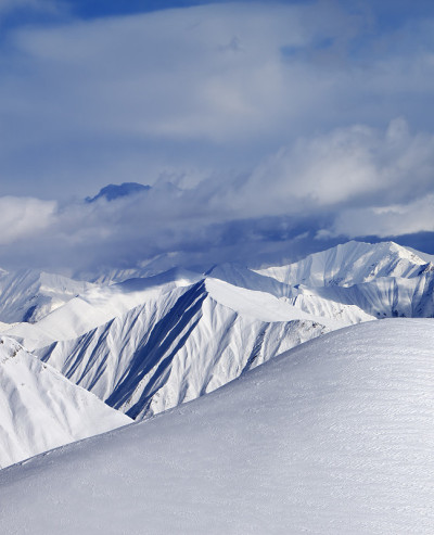雪坡和云山的顶部