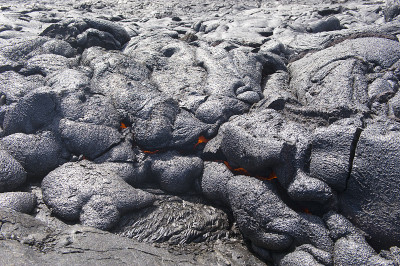 夏威夷基拉韦厄火山流出的熔岩。