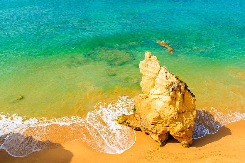 葡萄牙Portimao的Praia da Rocha沙滩上的岩石和碧绿的海水