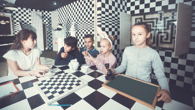 孩子们在象棋探索室里玩