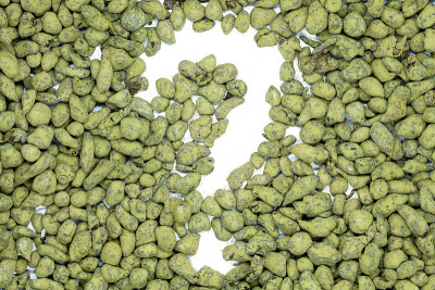 人参乌龙茶，问号形，近距离，孤立。中国乌龙茶饮料卷人参粉用于减肥，帮助消化和改善健康。