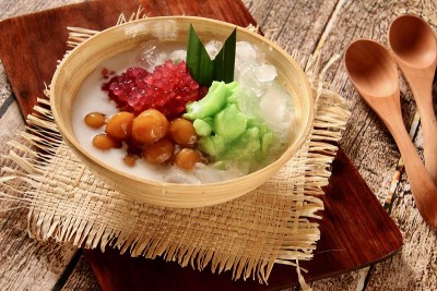 来自西爪哇茂物的Es Sumsum或Es Loder蛋奶冻、西米和饭团