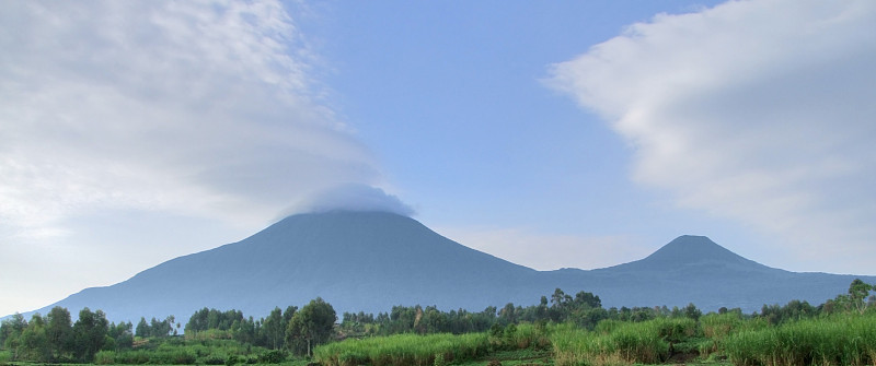 维龙加山全景