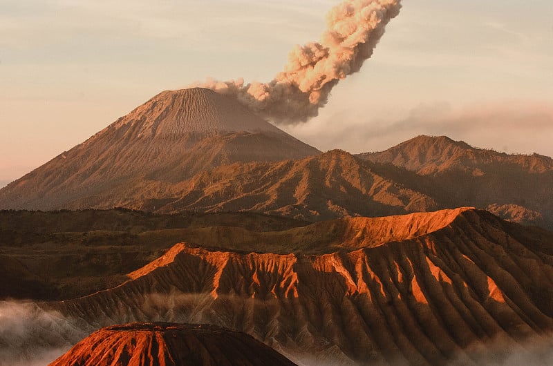 塞墨如山的火山冒烟