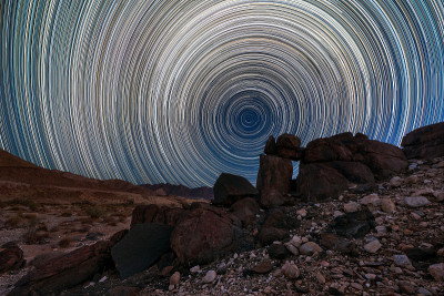美丽的夜空星迹景观与圆形移动的星迹