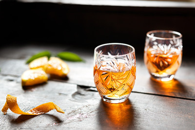 两杯橘子甜酒