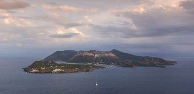 全景图火山岛火山从利帕里与戏剧性的云在天空日落，西西里岛意大利“n