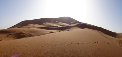 沙丘的全景在Erg Chebbi沙漠，Merzouga，撒哈拉沙漠，摩洛哥。
