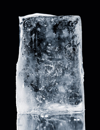 水晶透明的自然冰块在黑色反射表面。包括剪切路径。
