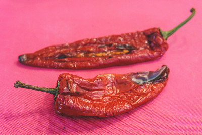 餐桌上的烤红辣椒