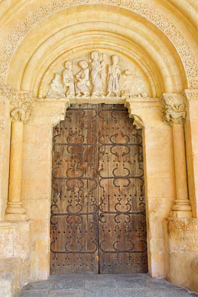 塞戈维亚 - Ronanesque 教堂 Iglesia de San Millan 的门户。