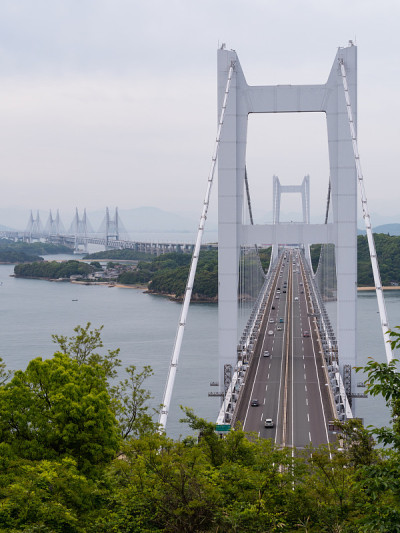 日本冈山县仓市和州山观景台上的濑户大桥。冈山县是面对濑户内海的县。