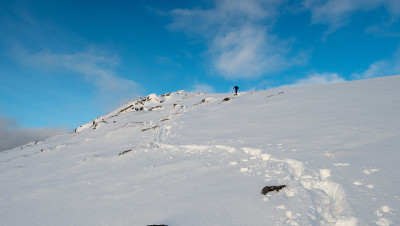 一个人在雪地里跋涉